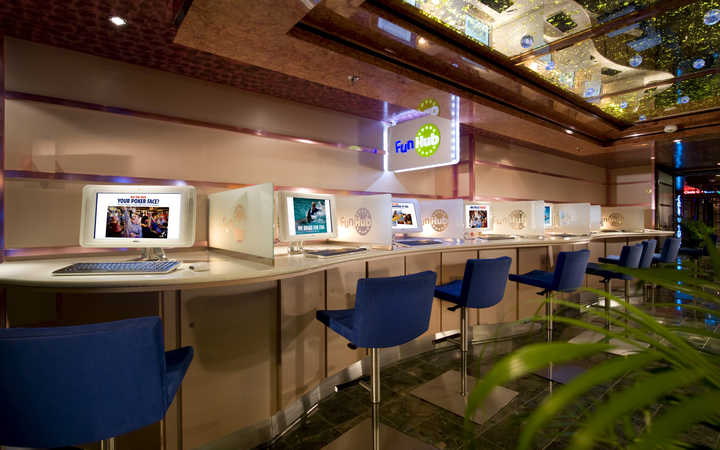 Bateau Carnival Dream