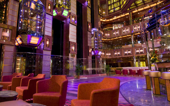 Bateau Carnival Dream