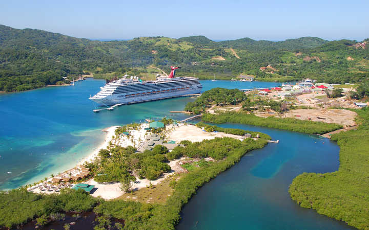 Bateau Carnival Valor