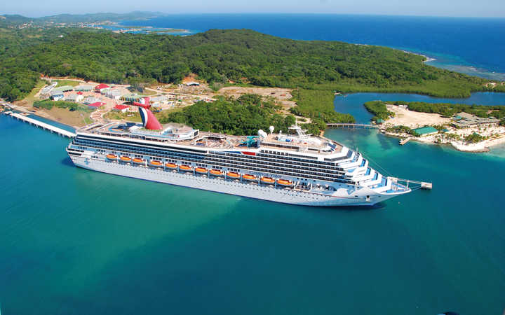 Bateau Carnival Valor