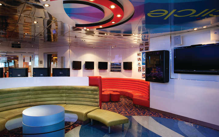 Bateau Carnival Valor