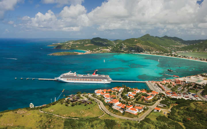 Bateau Carnival Valor
