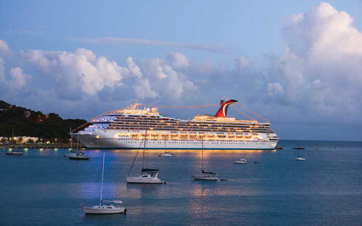 Bateau Carnival Valor