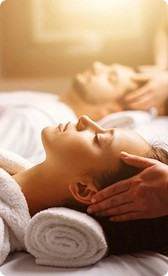 Couple enlacé sur pont du bateau