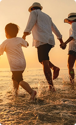 Femme élégante observant la mer depuis le pont du bateau
